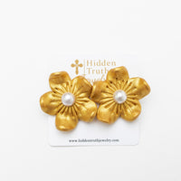 Gardenia Pearl Studs