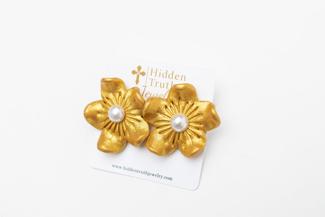Gardenia Pearl Studs