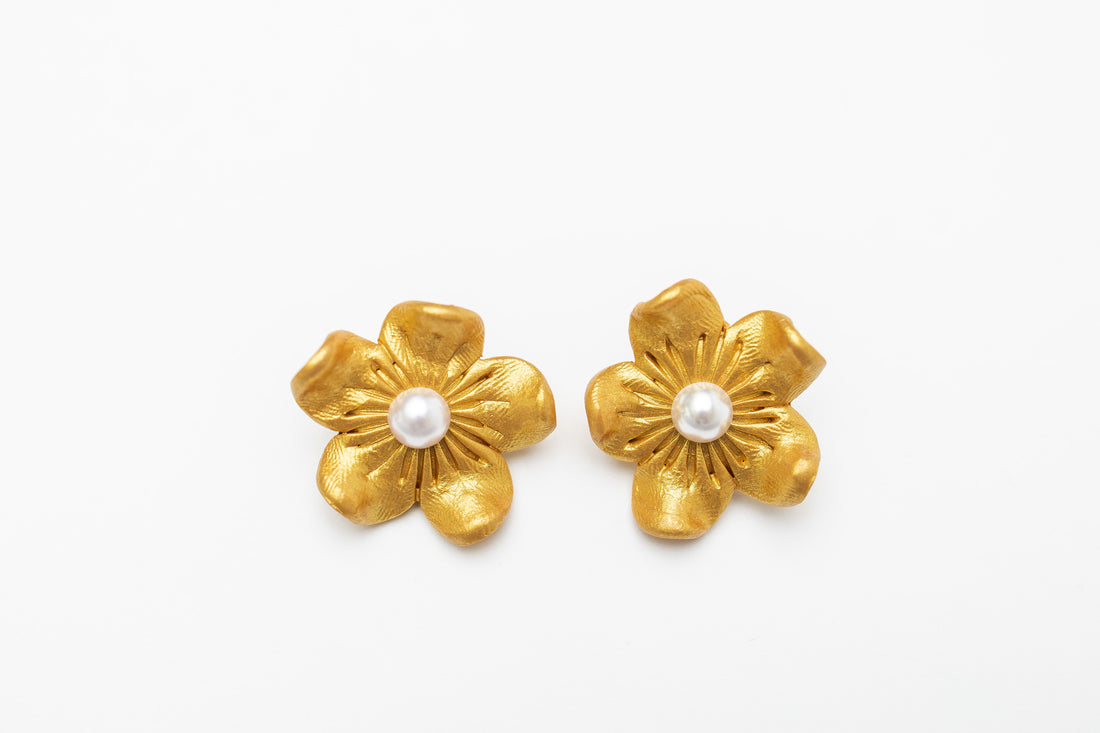 Gardenia Pearl Studs