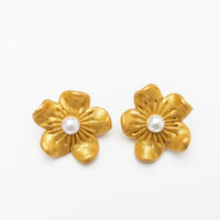 Gardenia Pearl Studs