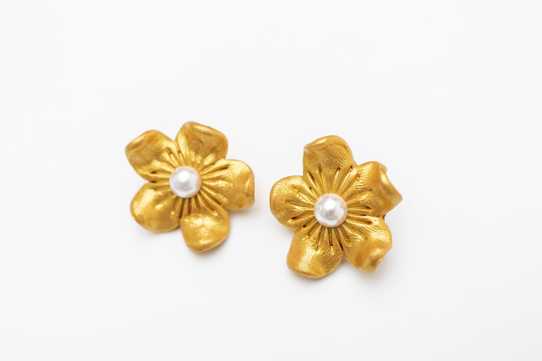 Gardenia Pearl Studs