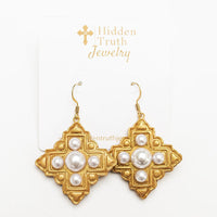 Ellie Pearl Dangles