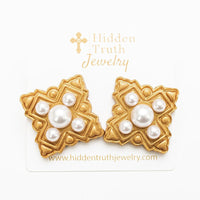 Ellie Pearl Studs