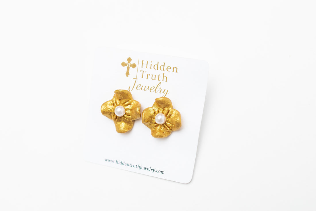Gardenia Pearl Studs (Tiny)