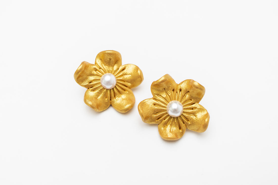Gardenia Pearl Studs